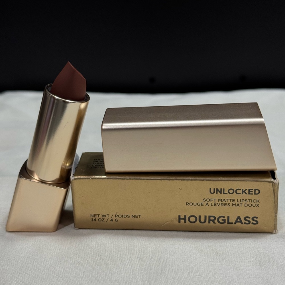 Hourglass Unlocked Soft Matte Lipstick in Shade Orchid ( Box slightly crushed)